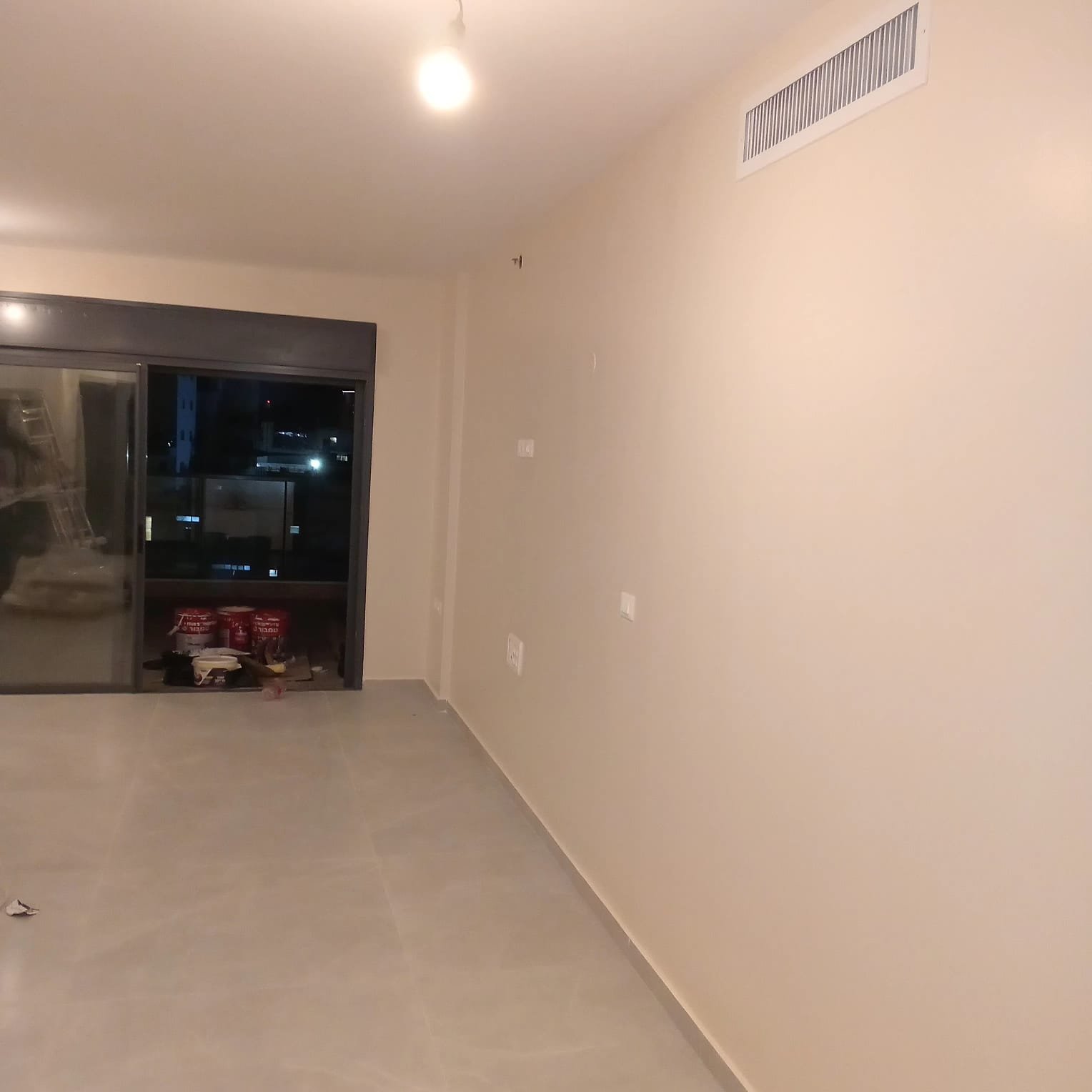 הגנה על הרצפה בגלילי קרטון בזמן צביעה